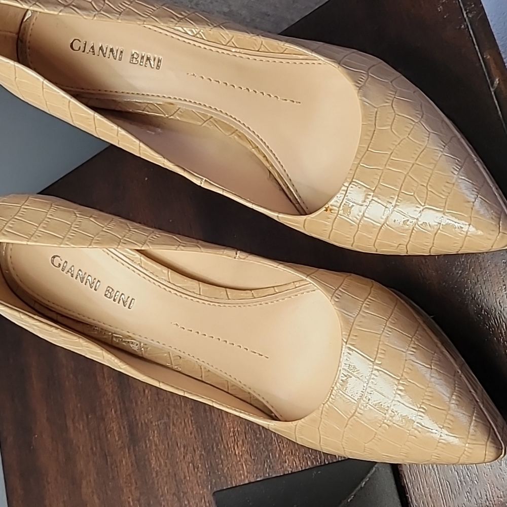 Gianni Bini Stilletto Size 7 Cream